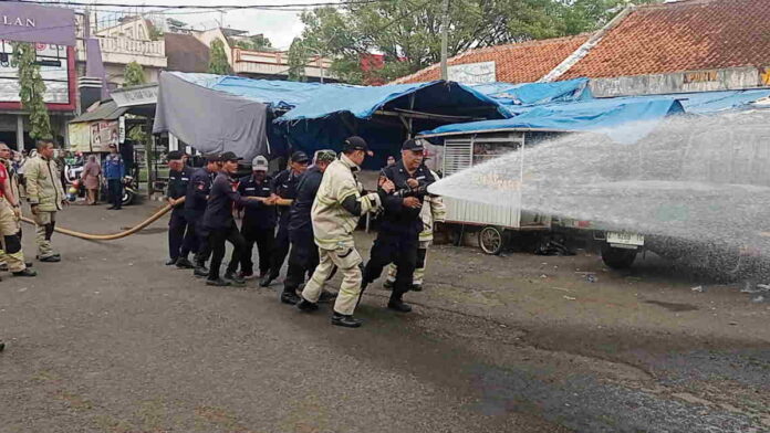 Petugas Damkar Lakukan Simulasi Kebakaran di Pasar Manis Ciamis