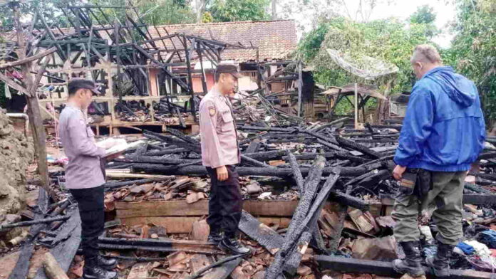 Si Jago Merah Mengamuk, Dua Rumah di Garut Rata dengan Tanah