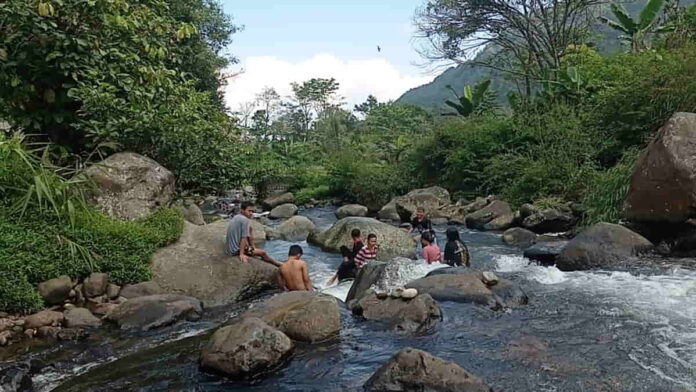 Sungai Cibaruyan di Cihaurbeuti Ciamis