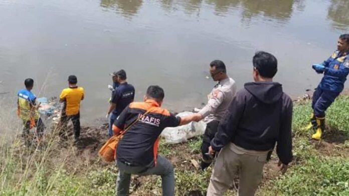 temuan mayat seorang ibu dan anak kecil di aliran Sungai Citarum