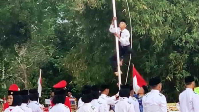 Pelajar Naik Tiang Bendera