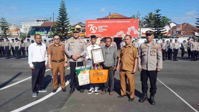 Aksi Heroik Panjat Tiang Bendera, Reza Dapat Penghargaan dari Kapolres Tasikmalaya