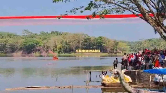 Bendera Berkibar di Atas Situ