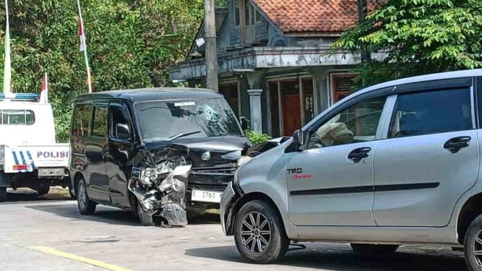 Dua Mobil Adu Banteng di Parigi Pangandaran