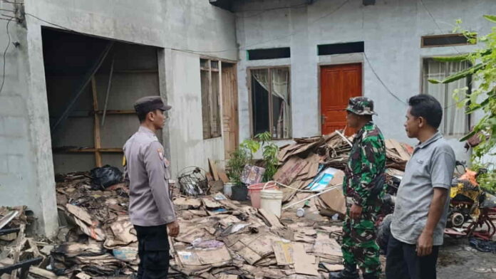 Gudang penyimpanan kardus di Garut terbakar