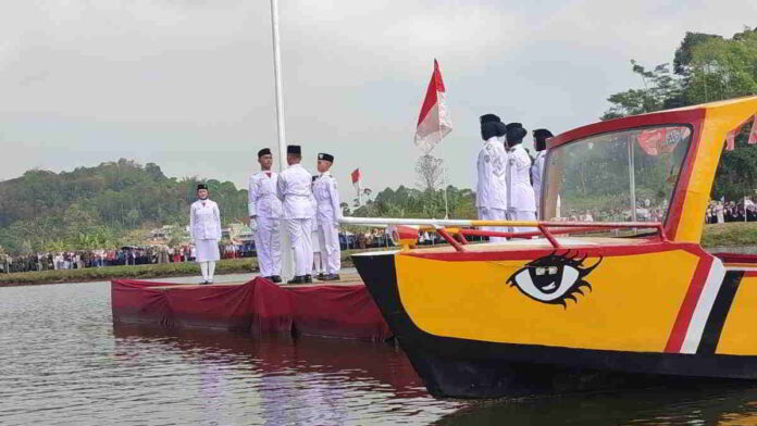 Upacara HUT RI di Tengah Danau