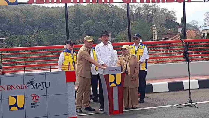 Jokowi Resmikan Jembatan