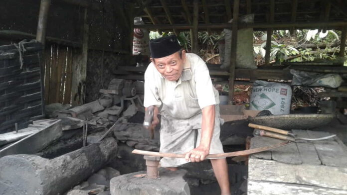 Kakek Sanen Pandai Besi dari Rajadesa Ciamis