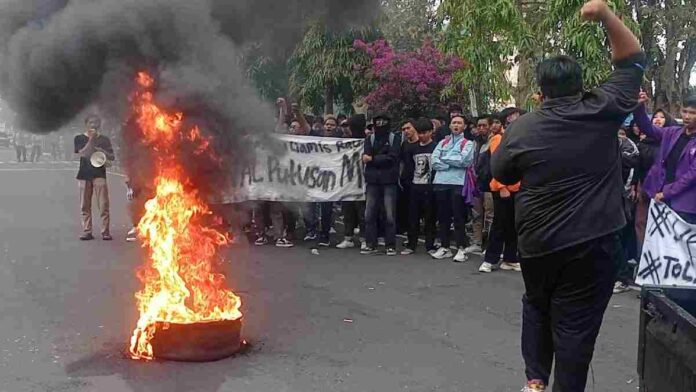 Mahasiswa unjuk rasa