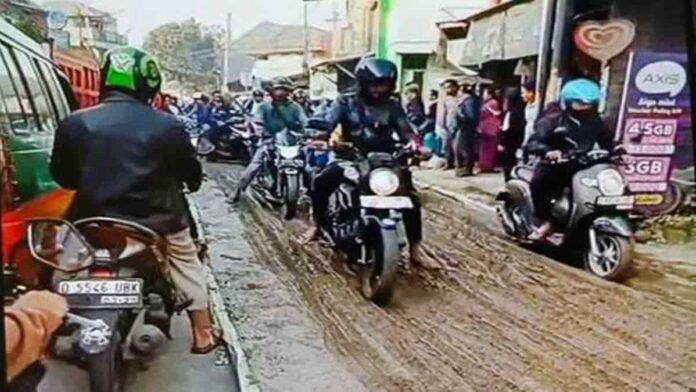 pemotor menerobos perbaikan jalan