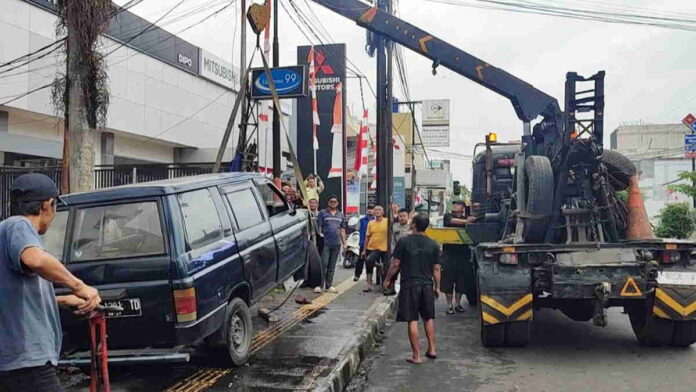 Mobil Oleng Naik Trotoar di Jalan KHZ Mustafa Kota Tasikmalaya