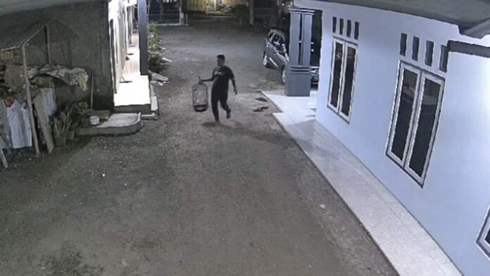 Seorang pria terekam CCTV maling burung Cucak Ijo di Ciamis. Foto: Istimewa