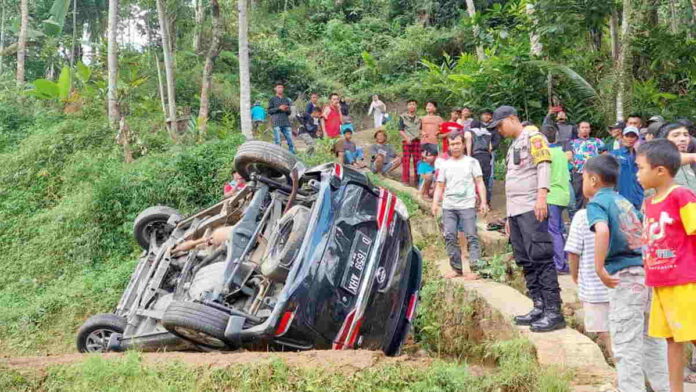 Tak Kuat Menanjak, Minibus Terbalik ke Sawah di Garut