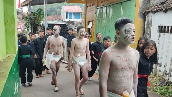 Tiga Tuyul Berkeliaran saat Pawai Agustusan di Tasikmalaya