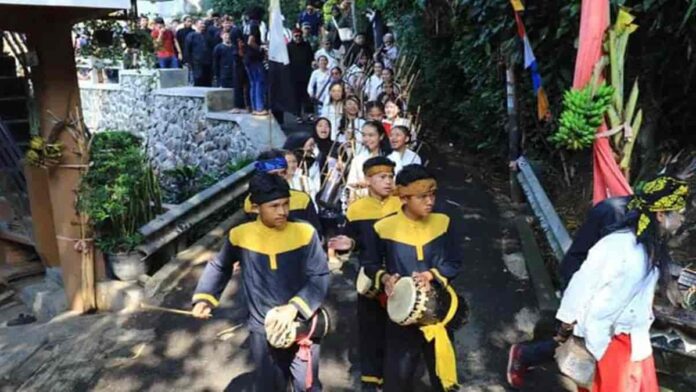 tradisi kampung adat cireundeu