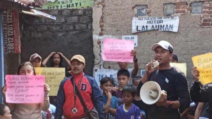 unjuk rasa penutupan jalan gang oleh ahli waris