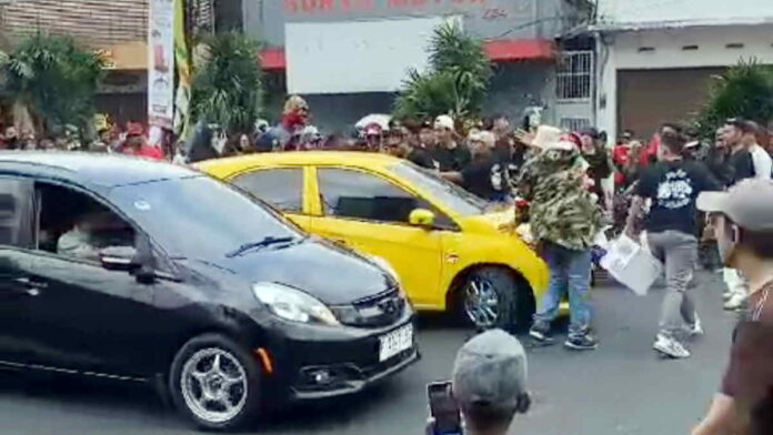 Viral Massa Tendang Mobil Kuning di Tasikmalaya