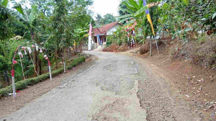 Akses Menuju Bendungan Leuwi Keris di Handapherang Ciamis Rusak Berat, Dikeluhkan Pengunjung