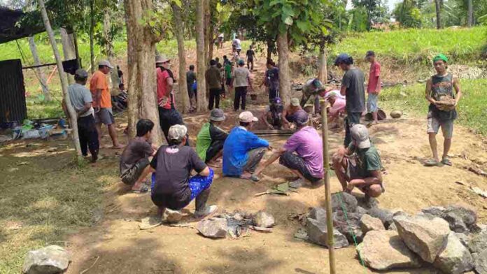 Gotong Royong Bangun Jembatan