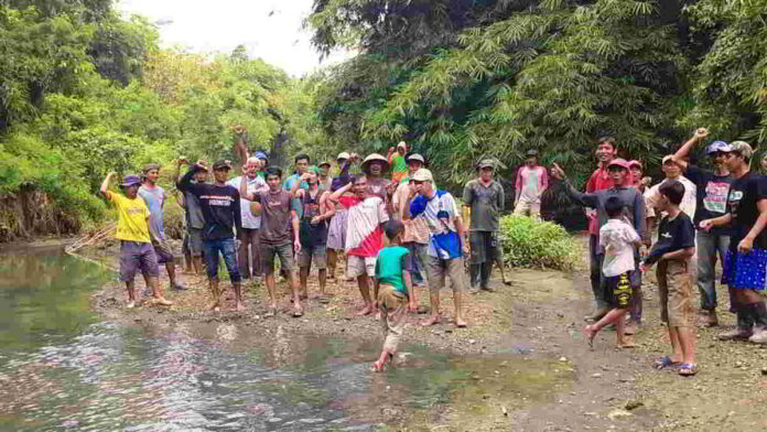 Puluhan Warga Turun ke Sungai