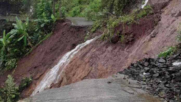 Jalan Utama di Toblong Garut Tertutup Longsor Tebing Setinggi 20 Meter