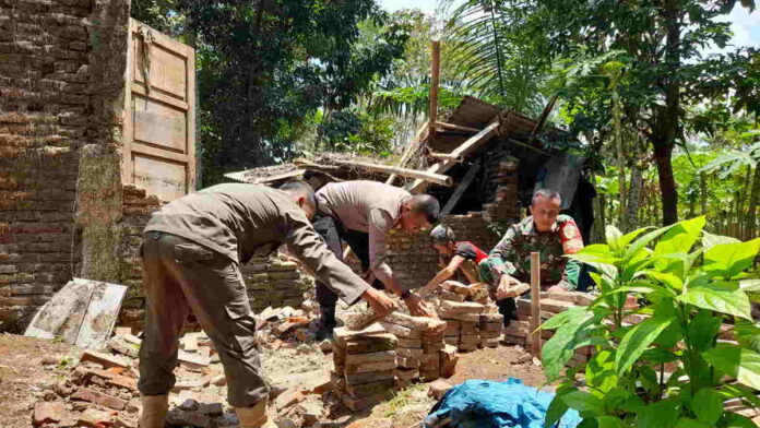 Kondisi Sudah Lapuk, Rumah Warga Kota Banjar Ambruk