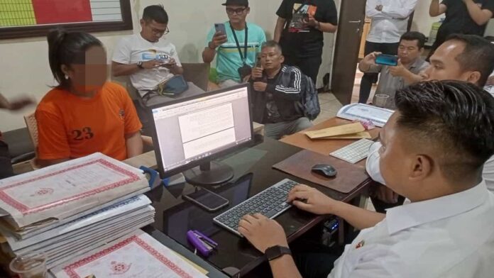 Pengakuan Perempuan yang Rampok Nenek Pemilik Warung di Garut
