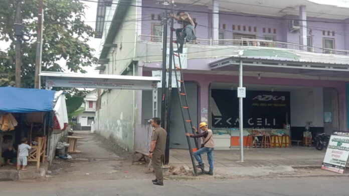 Pemasangan tiang kabel telekomunikasi di Kota Banjar