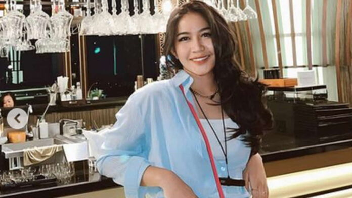 Tak Gengsi, Momen Eriska Nakesya Istri Young Lex Jualan Makanan di Warung Sederhana