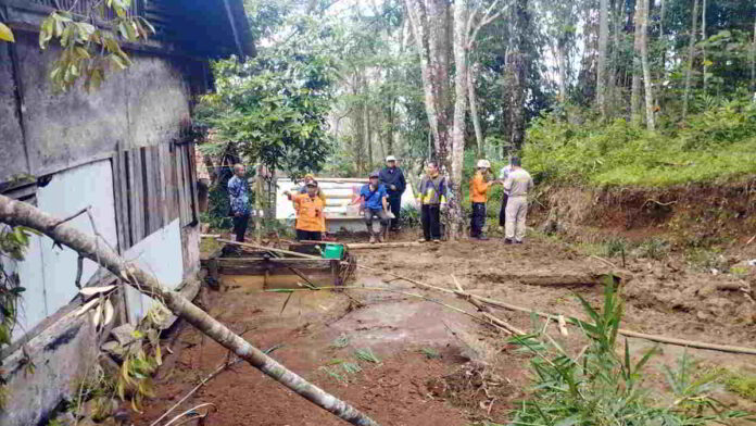 Tebing Sawah di Cihaurbeuti Ciamis Longsor dan Ancam Rumah Warga