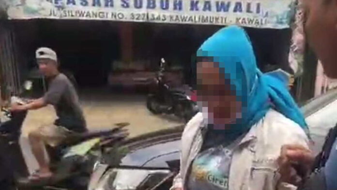 Wanita Paruh Baya Diduga Lakukan Pencurian Barang Kecantikan di Alfamart Kawali Ciamis