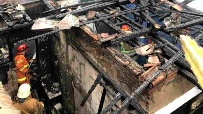 Rumah Hangus Terbakar