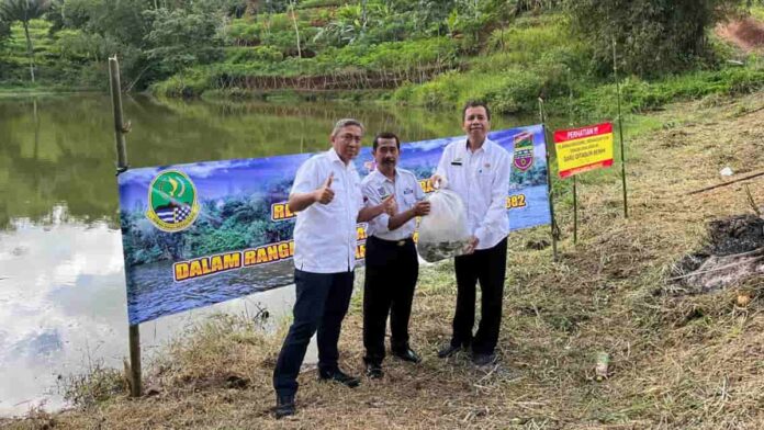 Disnakkan Ciamis tabur benih ikan