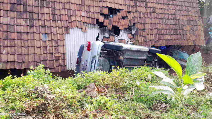 Mobil Terjun dan Timpa Rumah Warga di Cipaku Ciamis