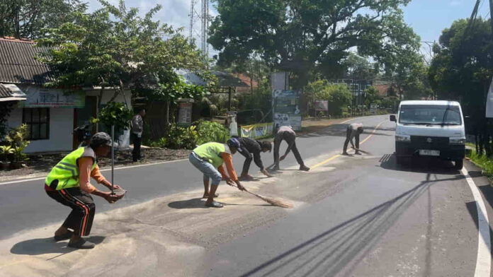 Pasir berceceran di Jalan Pangandaran