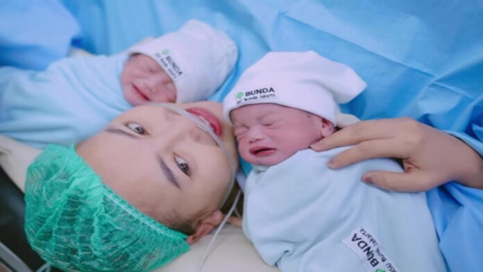 Potret Kelahiran Bayi Kembar Mpok Alpa, Beri Nama Raffi dan Raffa