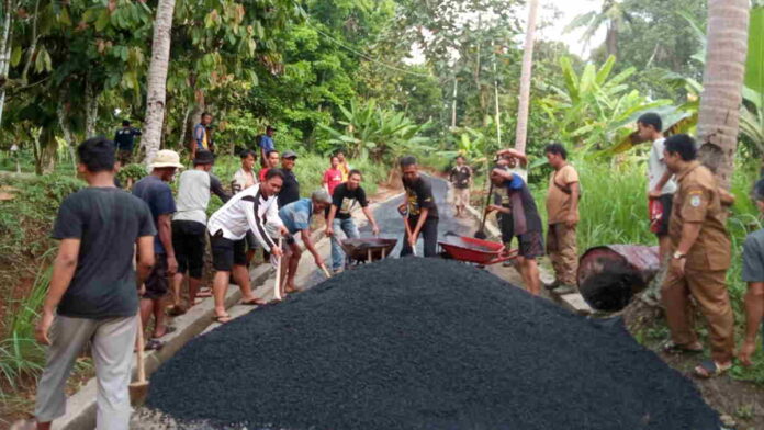 Warga Guha Handapherang Ciamis Swadaya Hotmix Jalan, Berikan Kenyamanan Pengunjung Leuwi Keris