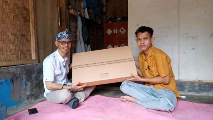 Pemuda Penjual Gorengan