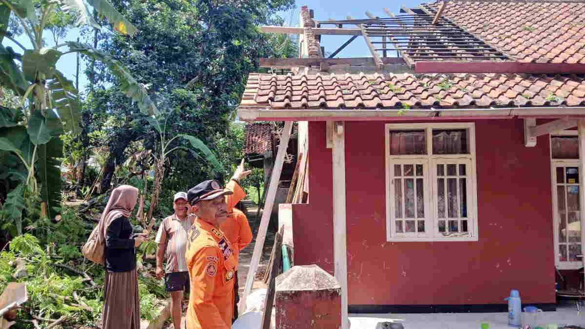 BPBD Ciamis Catat 8 Laporan Pohon Tumbang dan Rumah Ambruk Akibat Cuaca Ekstrem