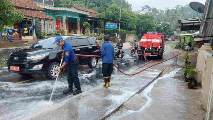 Bahayakan Pengguna Jalan, Damkar Bersihkan Tumpahan Solar di Cipaku Ciamis