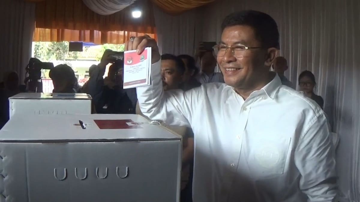 Cawagub Jabar Nomor Urut 4, Erwan Setiawan Nyoblos di Sumedang Bersama Keluarga