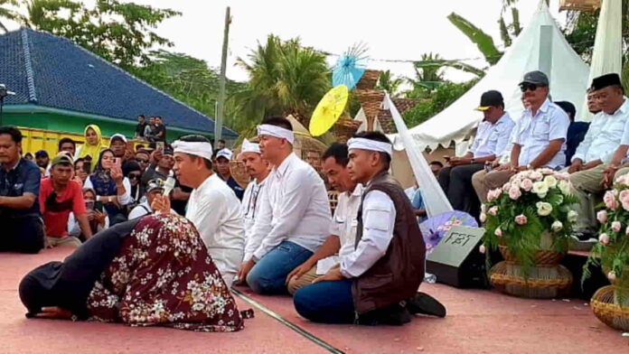 Dedi Mulyadi menghipnotis emak-emak di Pangandaran