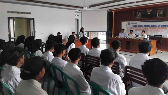 Disnaker Ciamis Beri Pelatihan Budidaya Ikan di Desa Cibeureum