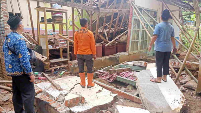 Dua Rumah Milik Janda Tua di Padaringan Ciamis Ambruk