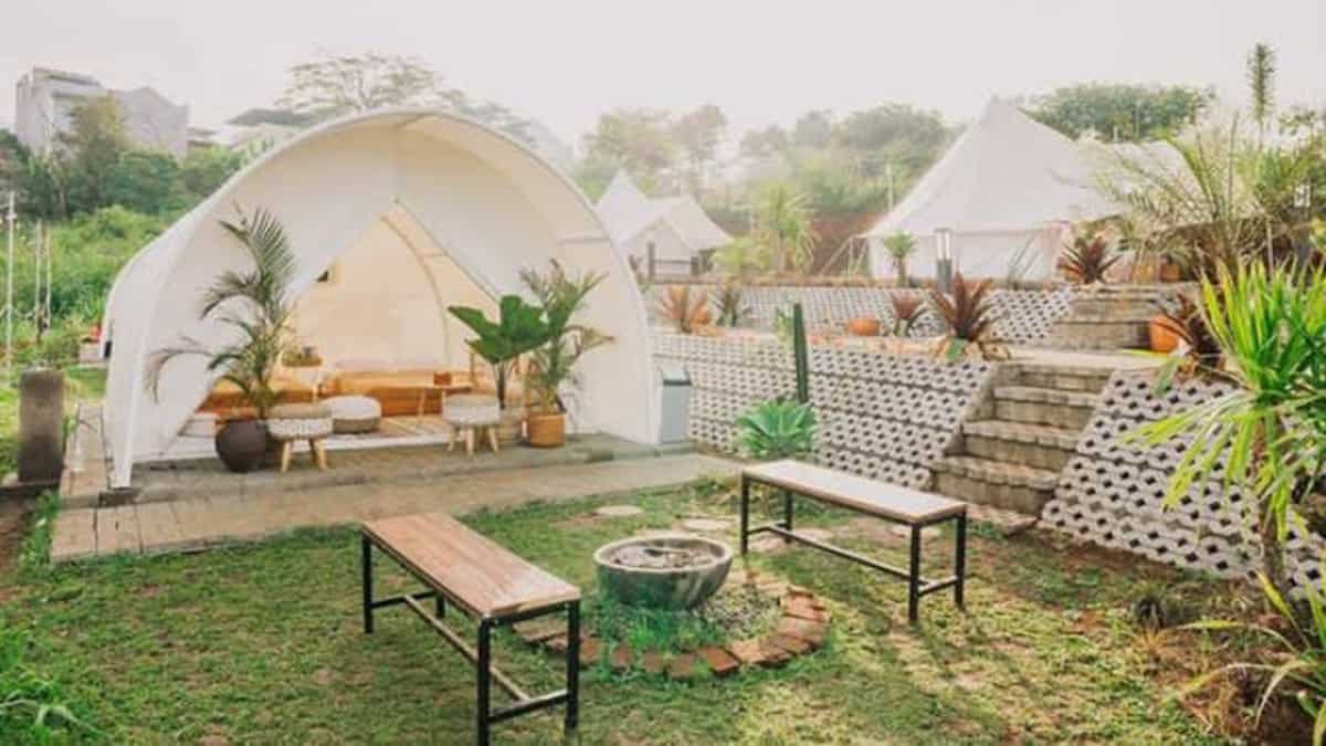 Glamping Kalasenja Cimahi, Spot Berkemah Mewah dengan Background Alam yang Indah