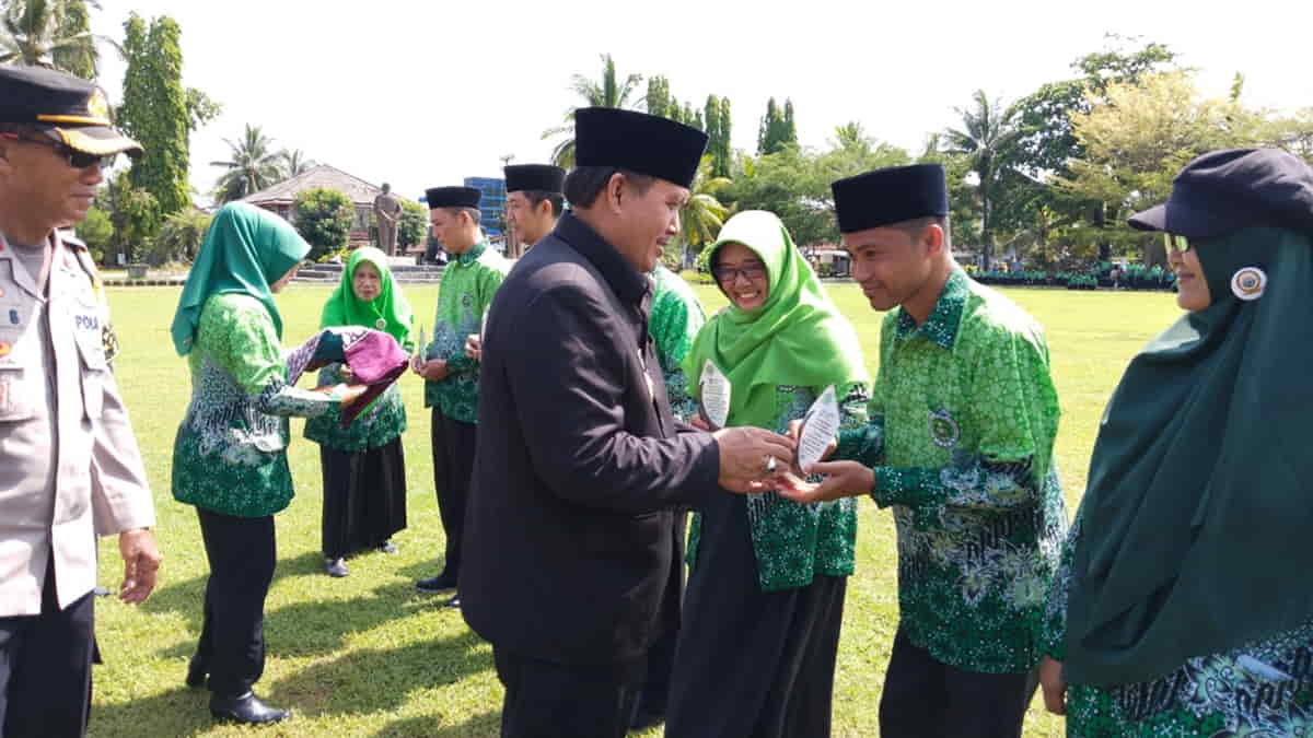 Bupati Pangandaran Bagikan Sejumlah Penghargaan saat Hari Guru Nasional 2024