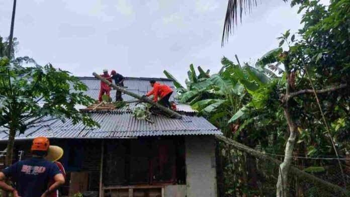 Hujan deras dan angin di Banjar