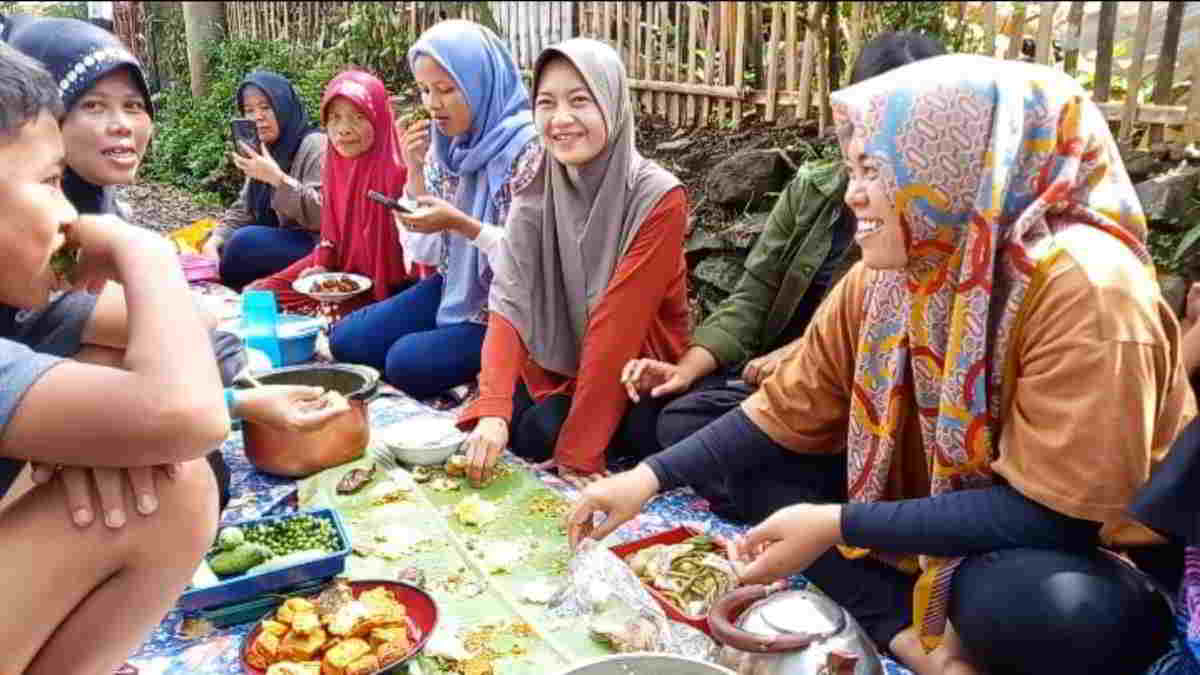 Begini Cara Warga Dusun Nangorak Sumedang Syukuran Jalan Mulus