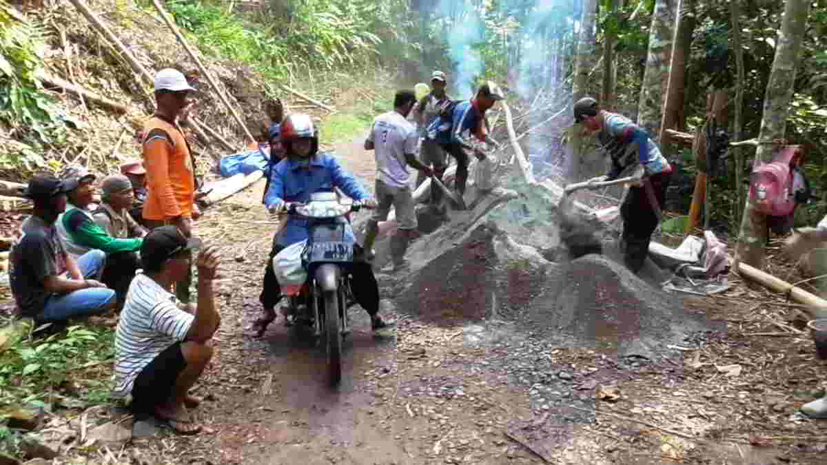 10 Tahun Dibiarkan Rusak, Warga Cimarga Sumedang Patungan Perbaiki Jalan Kabupaten