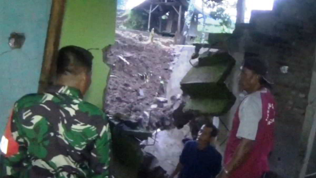 Tembok Penahan Tanah di Tanjungkerta Sumedang Longsor Timpa Rumah Warga